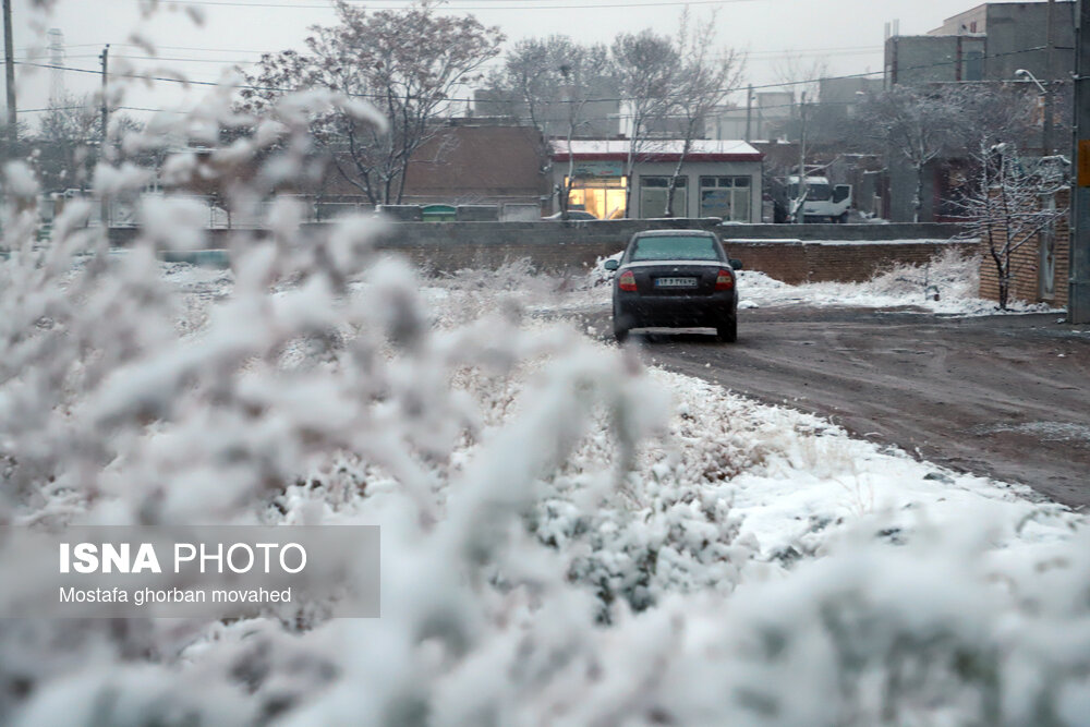انجام ۸۰‌ کیلومتر برف‌روبی و نمک‌پاشی در جاده‌های رفسنجان/ تردد در دو محور فقط با زنجیرچرخ
