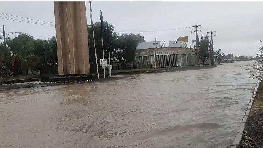 تداوم بارندگی در بم؛ ورود آب به بخش‌هایی از شهر و انسداد یک مسیر روستایی