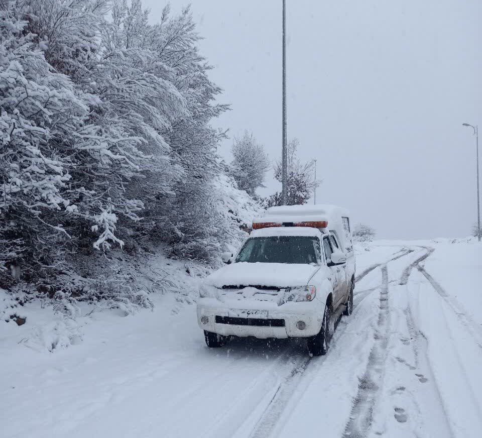 مسدود شدن محورهای جنوب کرمان در پی بارش برف و باران/ آب‌گرفتگی در کهنوج و قطع برق راین