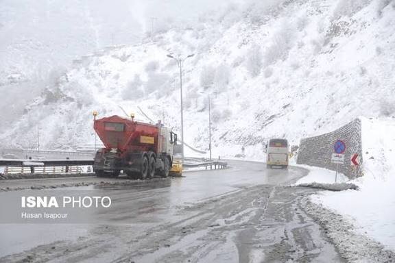 بارش برف در استان کرمان / برخی گردنه‌ها مسدود شد 