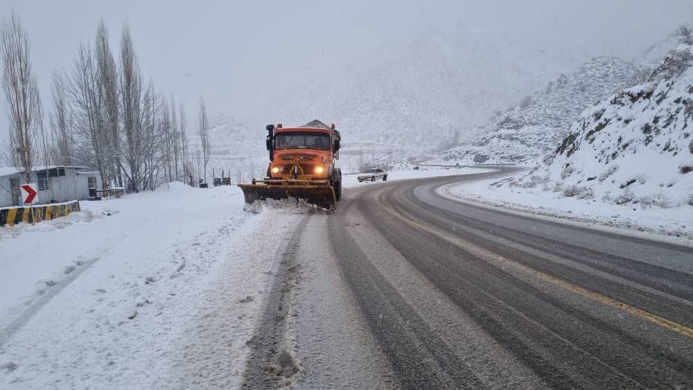 انجام ۵۰۰ کیلومتر عملیات برف‌روبی در جاده‌های جنوب استان کرمان